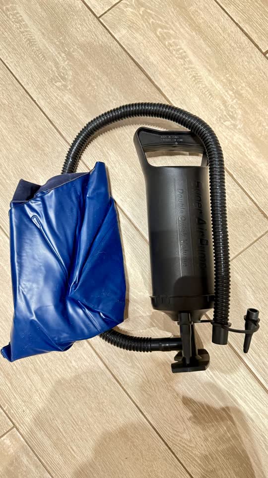 2 jastuka na naduvavanje i pumpa