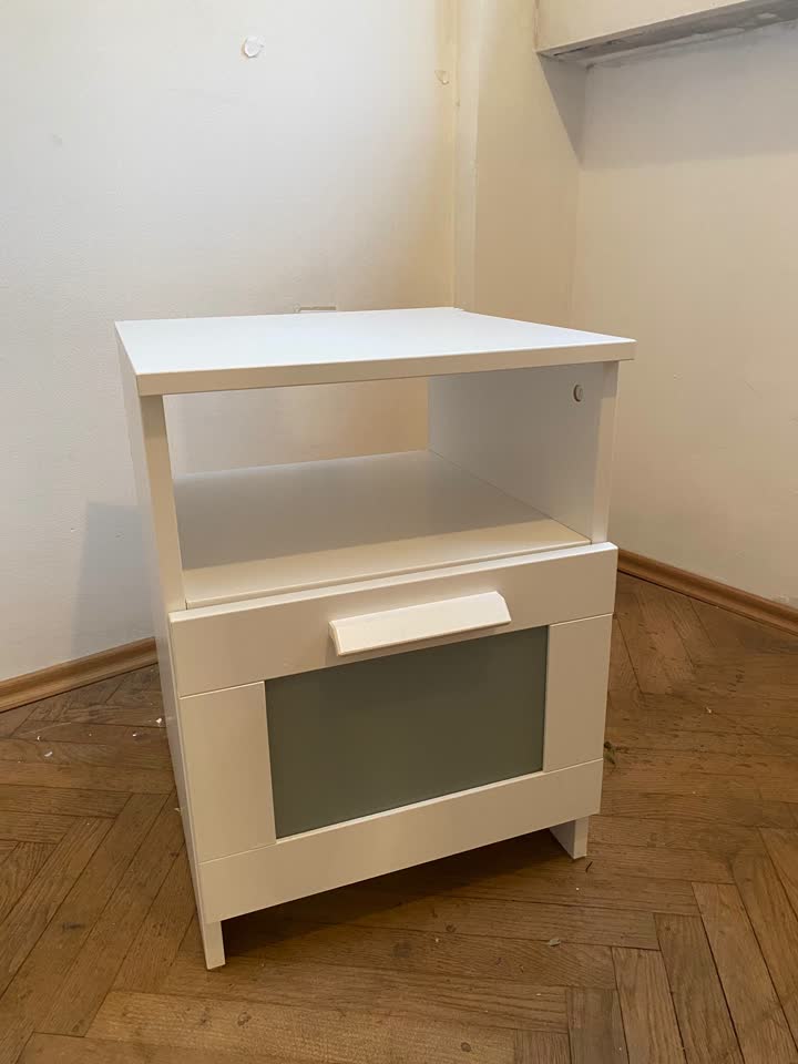 Prodajem belu noćnu ormarić IKEA BRIMNES
