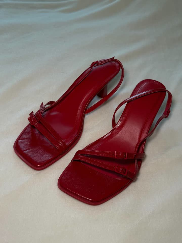 Crvene sandale BERSHKA sa niskom potpeticom (kitten heels)