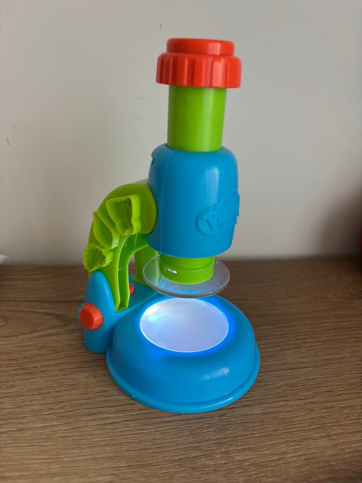 Mikroskop iz seta Playdough i štapići za brojanje