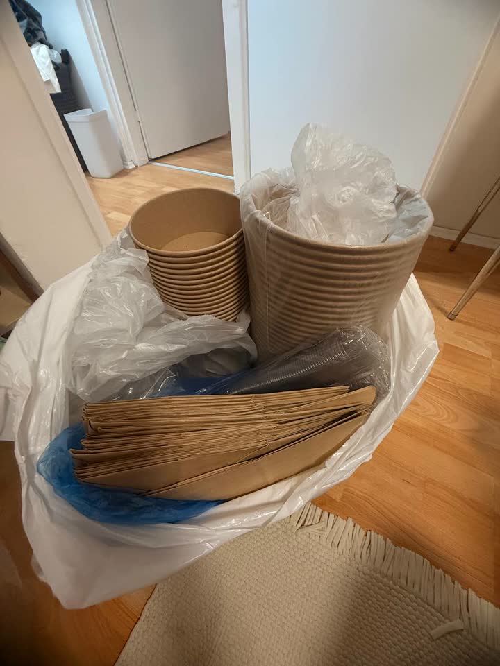 Papirne litarske posude sa poklopcem 45 kom po 10 dinara
