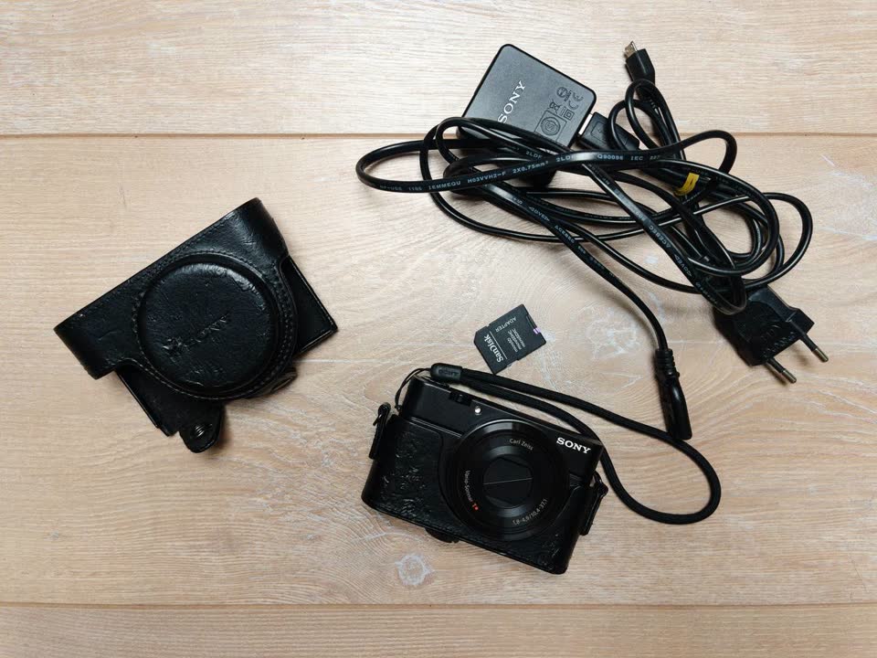 1) Mala digitalna zum kamera SONY cyber-shot DSC-RX100 I. Sa ZEISS objektivom 10.4-37.1mm. 💶