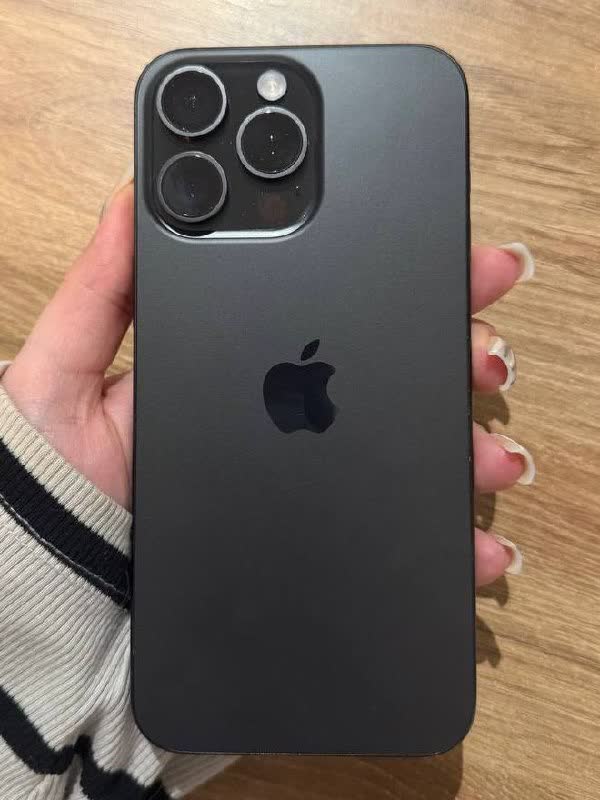 Prodajem iPhone 15 Pro Max 1 TB