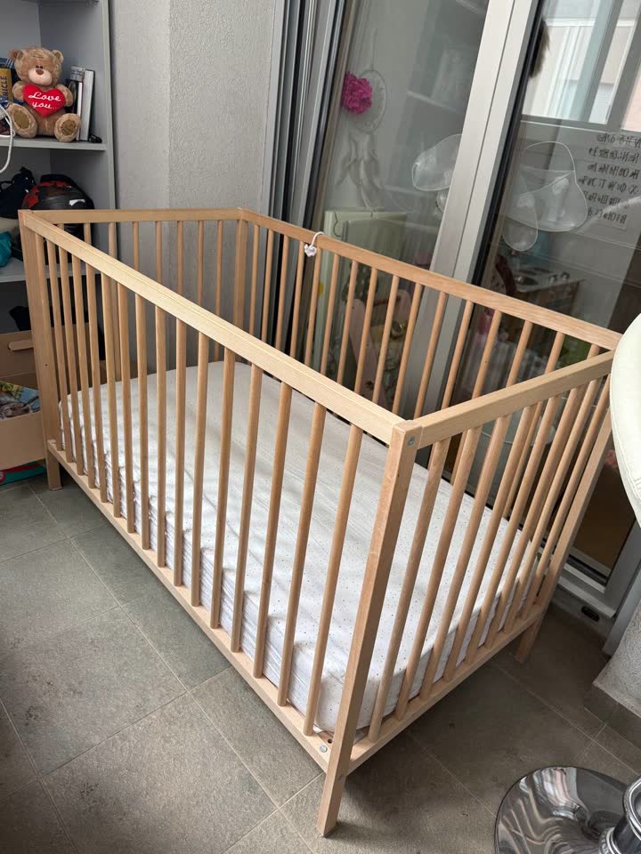 IKEA dečiji krevetac + dušek + zaštitna navlaka + 2 čaršava
