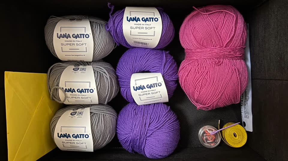 Пряжа Lana Gatto Super Soft и розовый моток мериносовой пряжи
