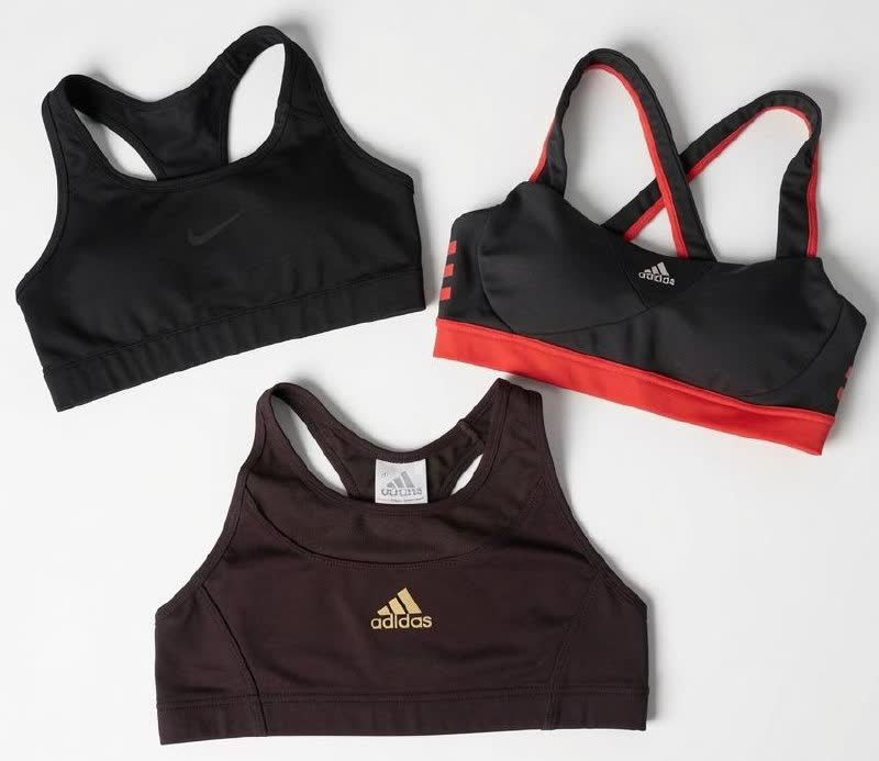 Odeća: topovi, kombinezon Nike, biciklistička majica Asics, cargo Nike, suknja Adidas, duks bad Norton