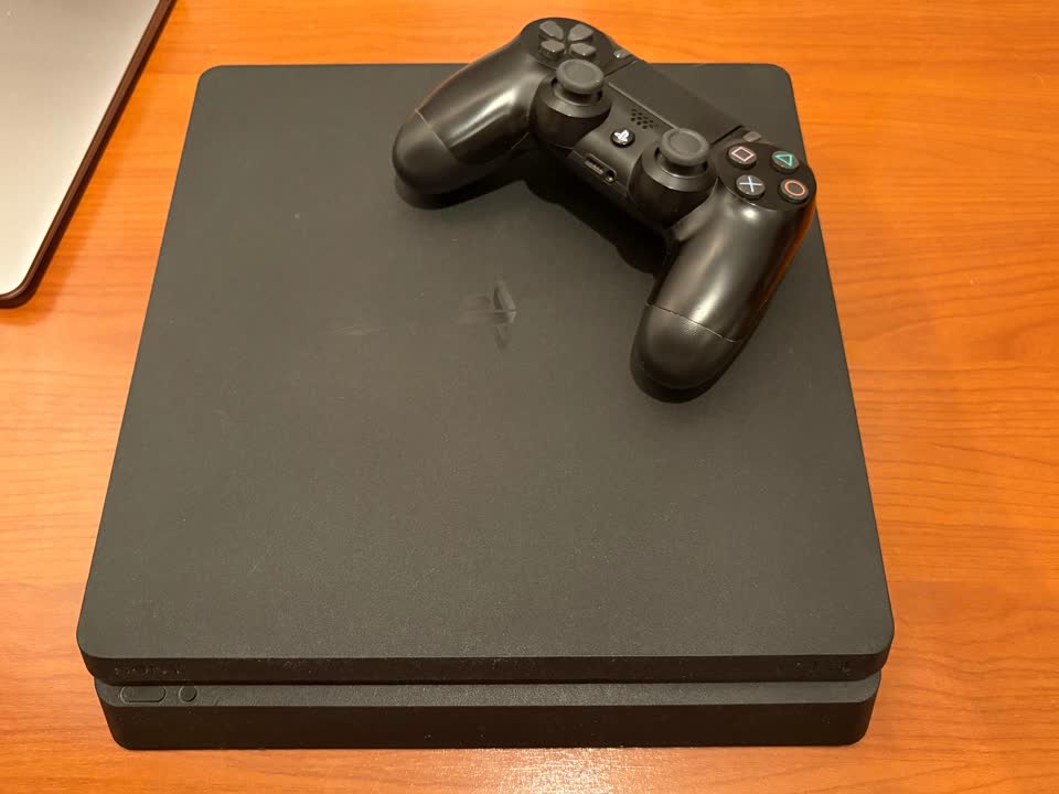 Prodajem PlayStation 4 Slim (PS4 Slim)