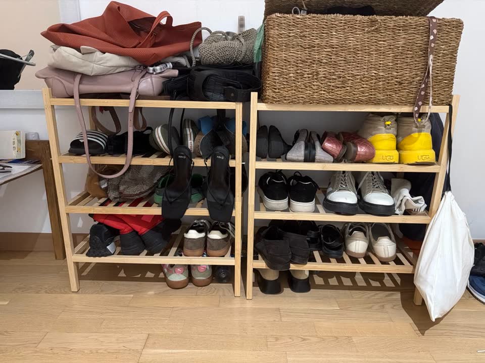 Ikea, 2 bambusne police za obuću. 3500 svaka