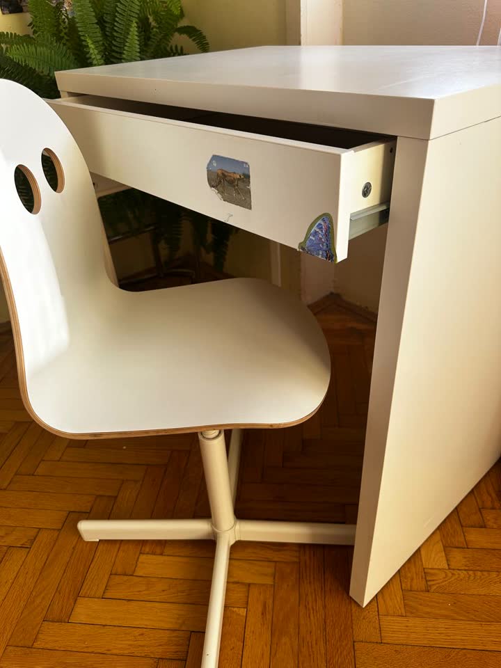 1. Письменный стол для младшего школьника Ikea Micke столешница 73*50 см.
