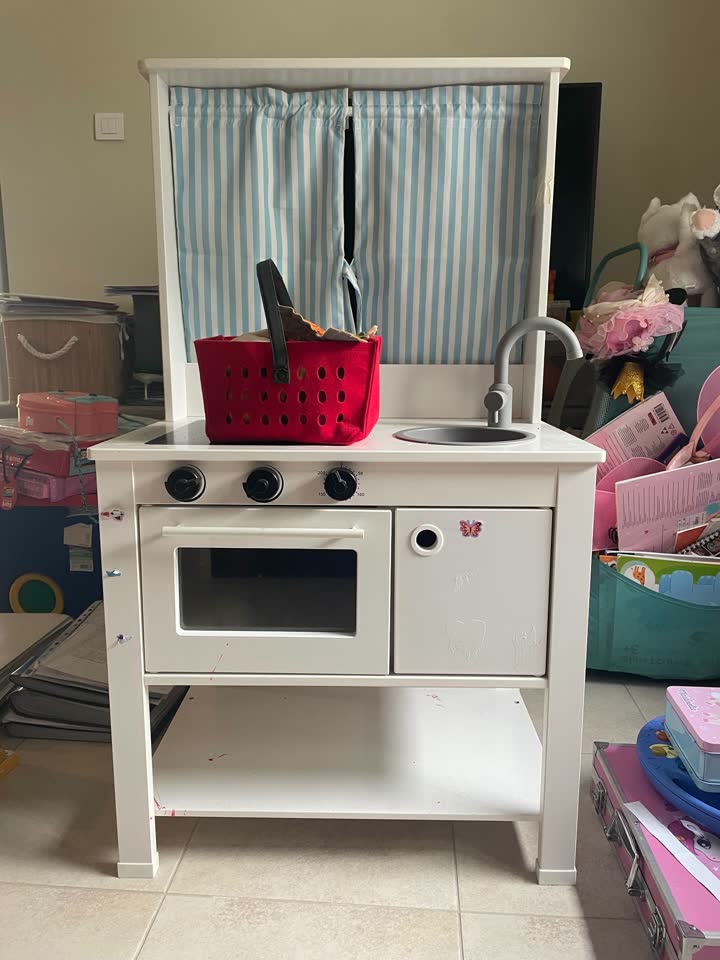 продаю IKEA кухню в хорошем состояние имеются легкие повреждения но не критичные. также прод