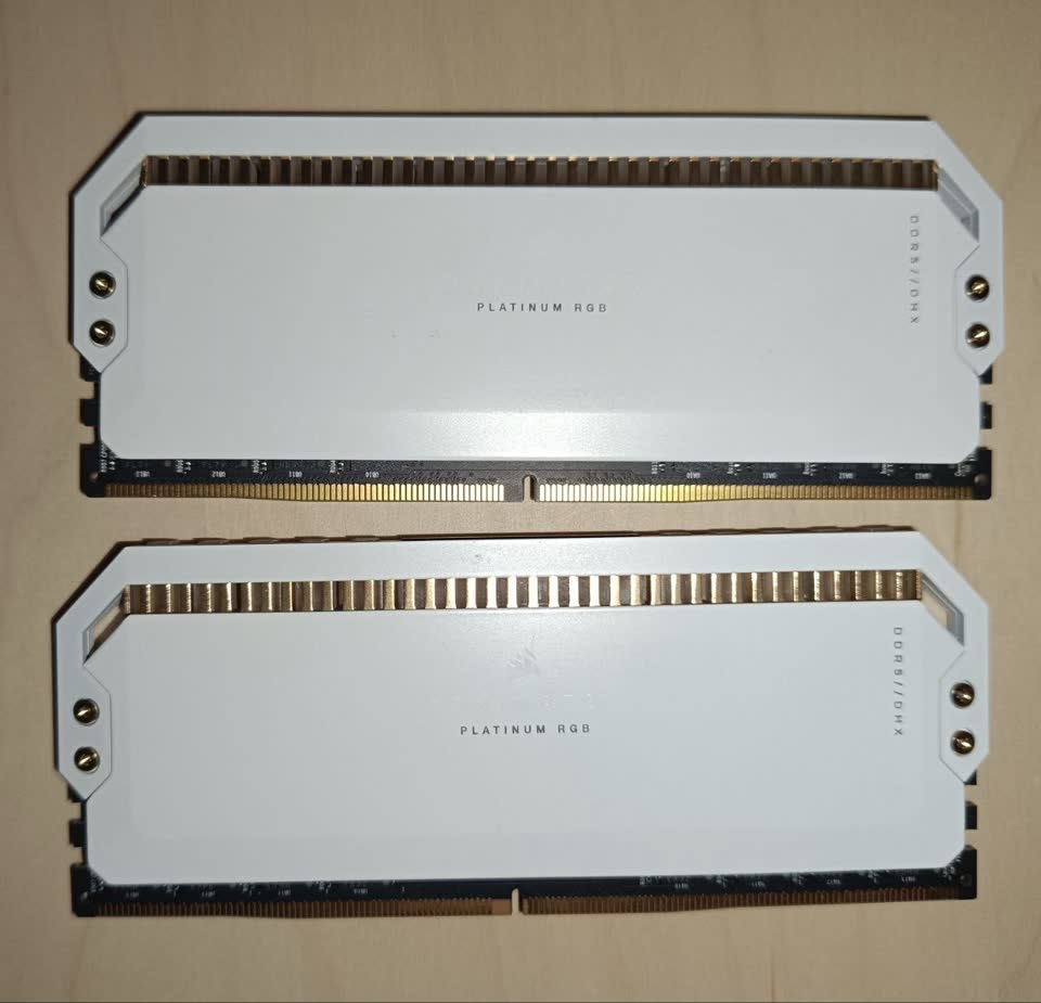 Corsair Dominator Platinum RGB 64GB DDR5 5200MT/s CL40 White