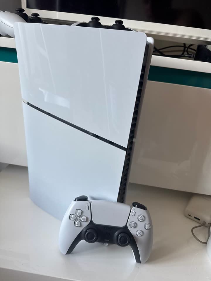 Prodajem PlayStation 5 Slim