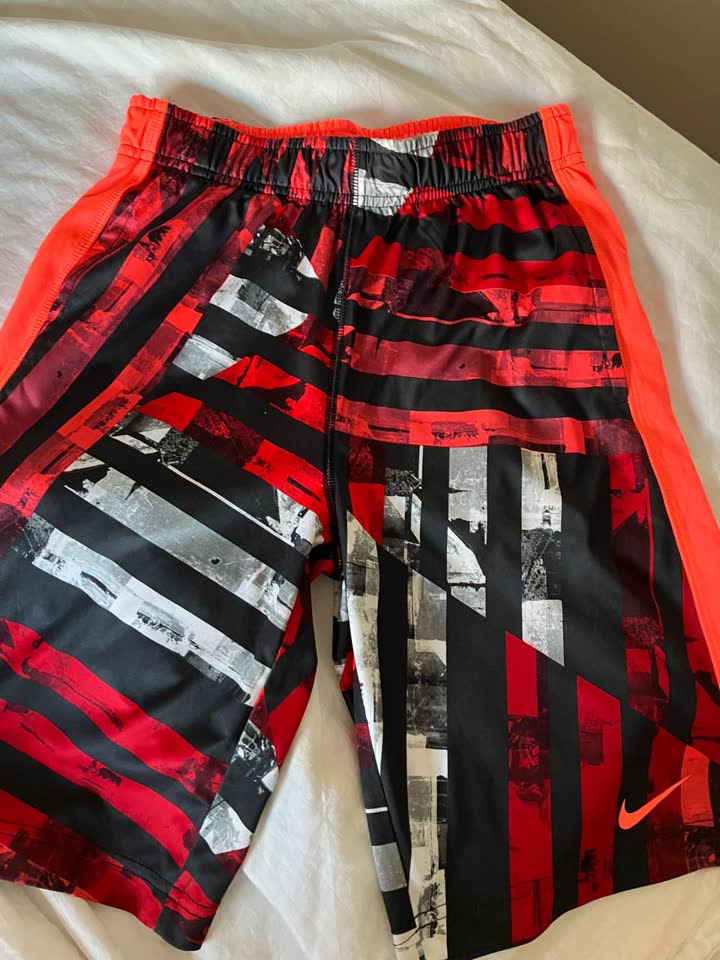 Новые шорты Nike 10-12 лет