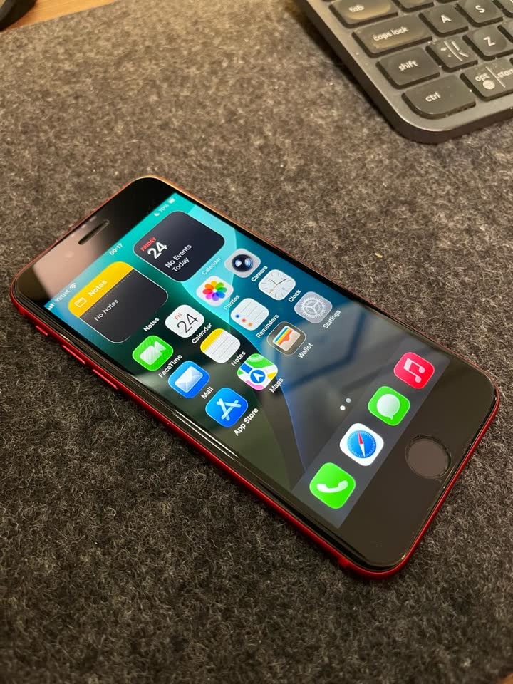 Prodajem iPhone SE (2020) 64 GB Product Red
