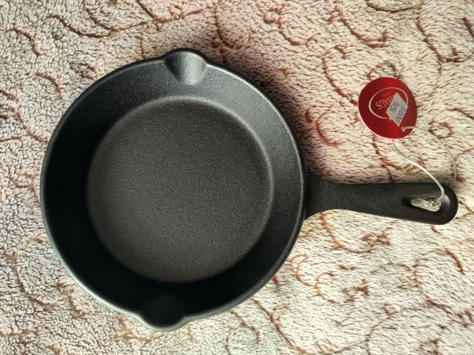 Prodajem potpuno novu malu tiganj od livenog gvožđa