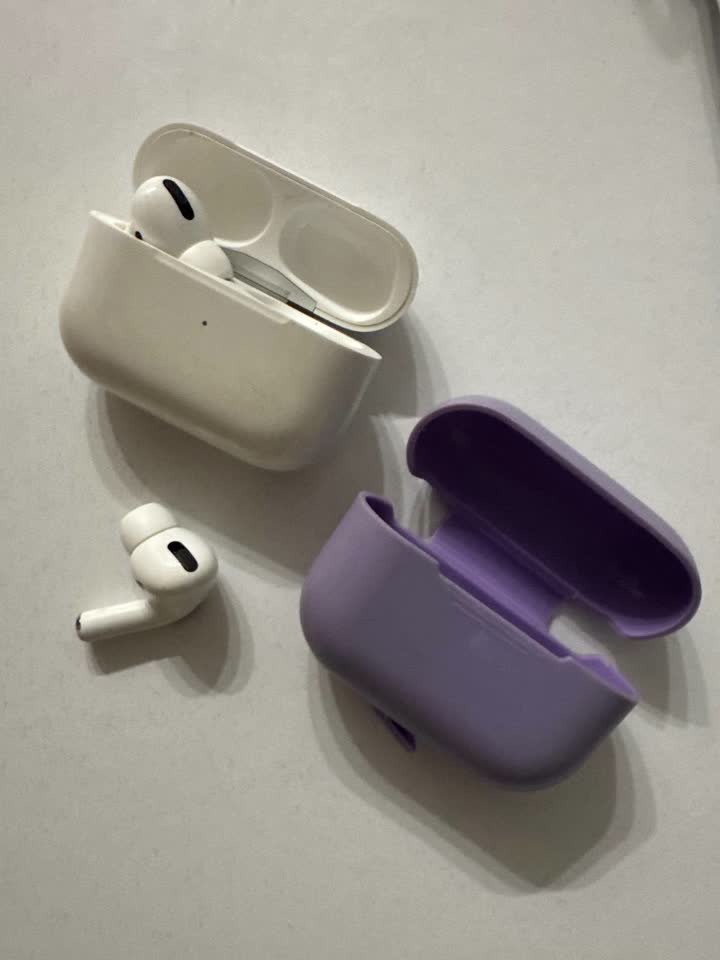 Продаю кейс и левый наушник AirPods Pro (1-го поколения) + чехол