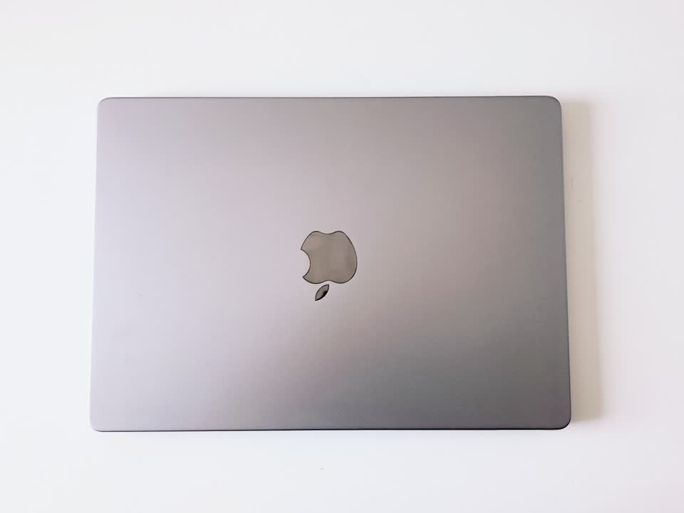 MacBook Pro 14 M2 Pro 16/512 — odlično stanje