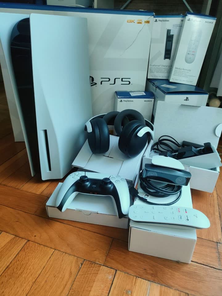 Продам PS5 с комплектом аксессуаров