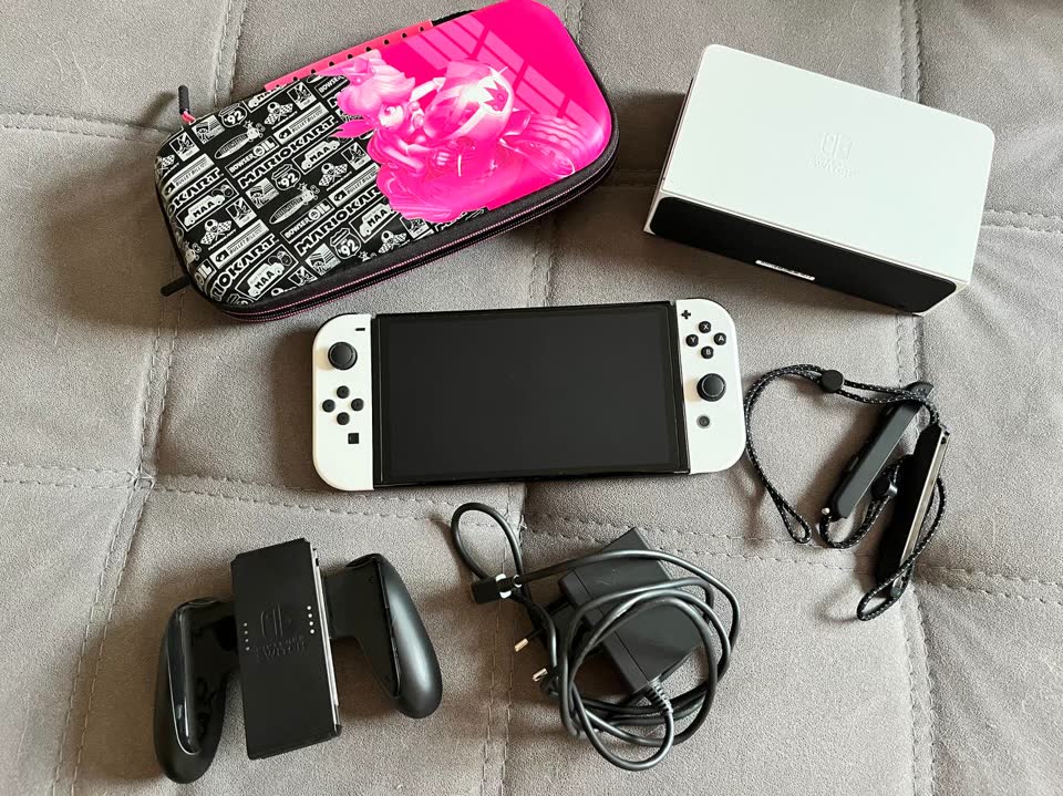 Prodajem Nintendo Switch OLED, oprema kao na slici + uz to poklanjam set stikova