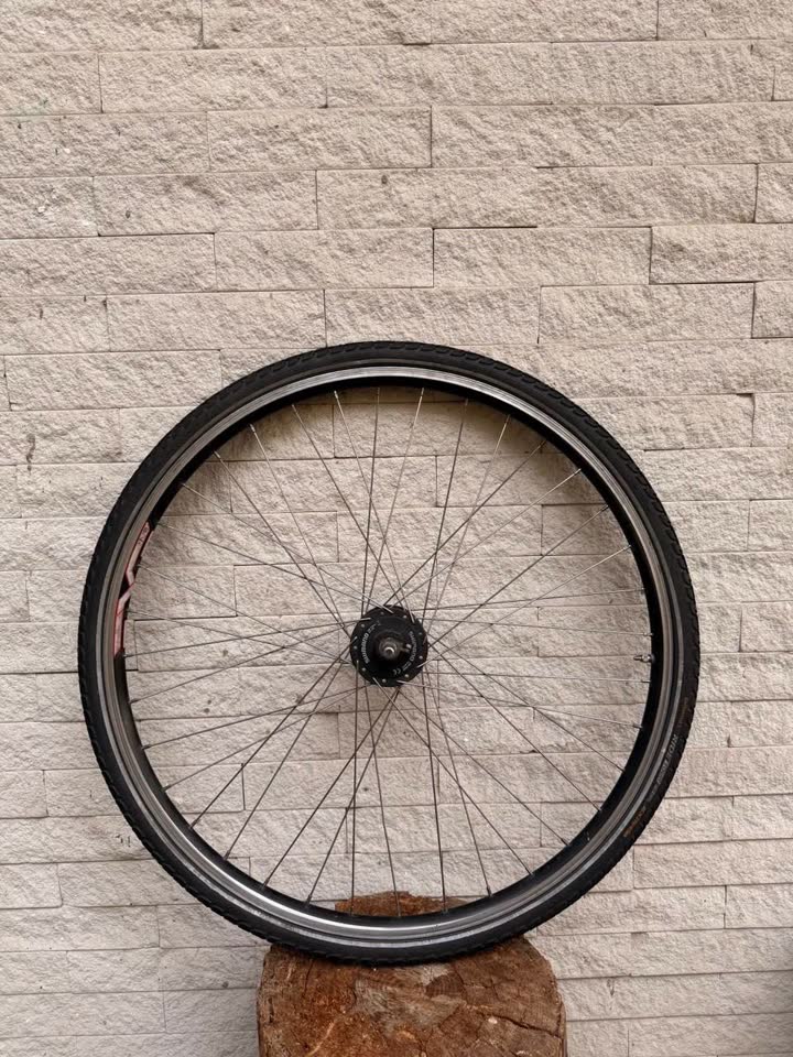 🚲 Переднее колесо 28" в сборе с динамо-втулкой Shimano