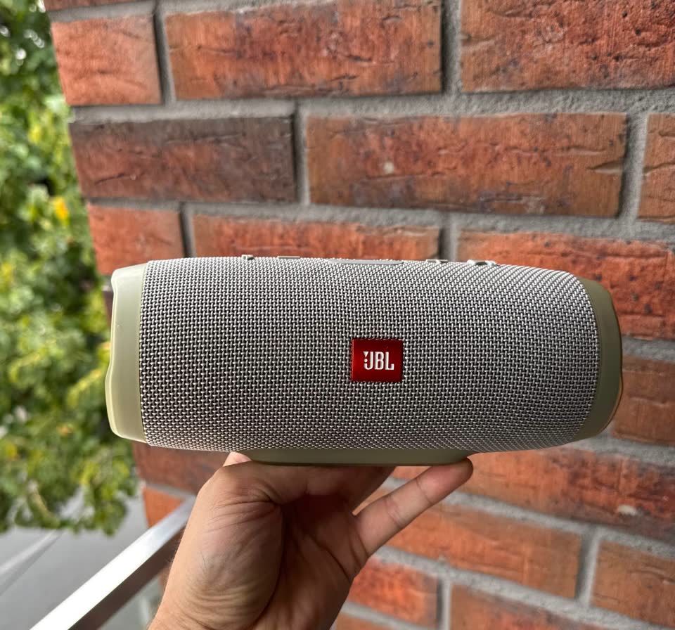 Продаю блютуз колонку JBL Charge 3