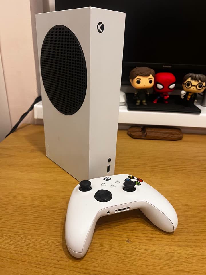 Prodajem Xbox Series S i gejmpad