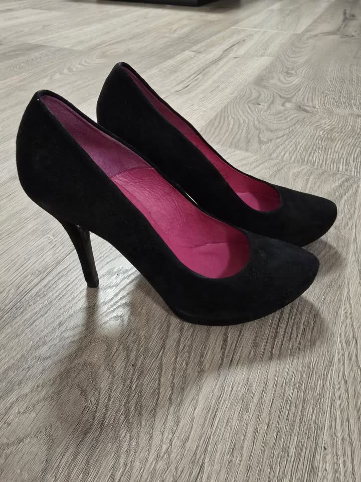 Nove cipele, veličina 38, ali su za broj manje, odgovaraju na 37. Kupljene za 100 €, prodajem za 1500 dinara. Beograd, Železnik
