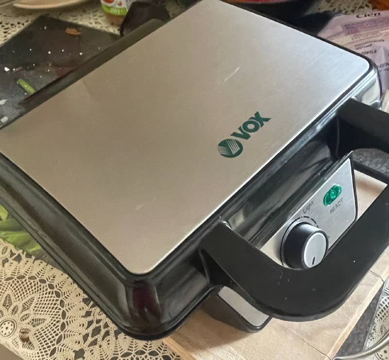 VOX aparat za vafle 1000W, kupljen u Gigatronu, korišćen 10-15 puta