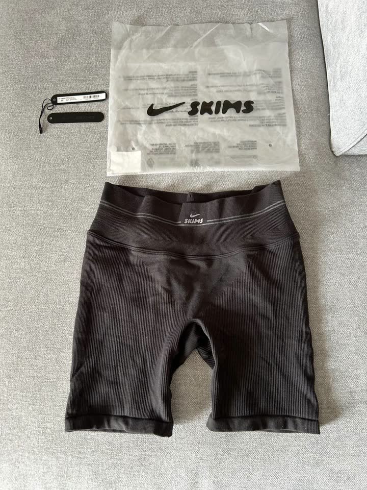 Шорты из коллаборации Skims и Nike