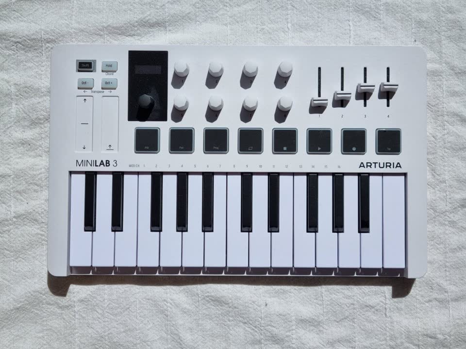Продам MIDI-клавиатуру Arturia MiniLab 3 и виниловый проигрыватель Reloop SPIN
