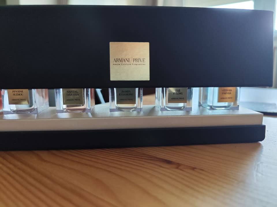 Продаю два аромата из набора миниатюр Armani Privé