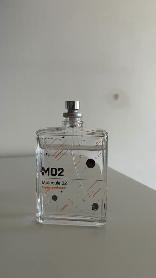 Parfem Molecule 02