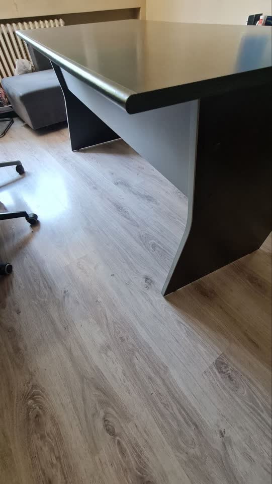 Hitno prodajem radni sto 160×80. Veoma je stilizovan i čvrst, s obzirom na to da nema noge već p