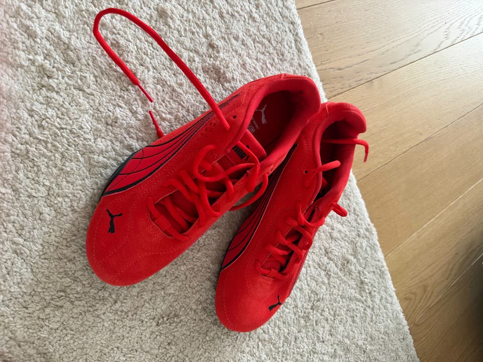 Продаю кроссовки Puma, абсолютно новые (подарок, но не попали с размером), 38,5 размер (учит