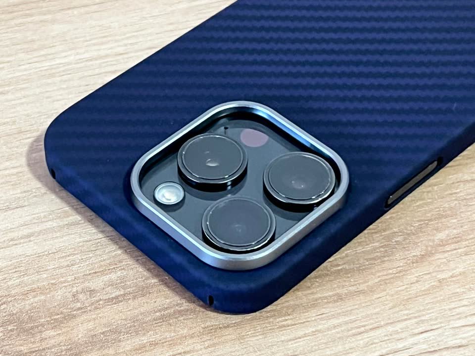 Prodajem originalnu kevlar futrolu KZDOO Kevlar za iPhone 15 Pro