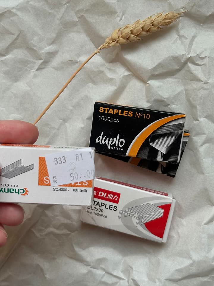 Navlaka za pasoš sa WB / Metalne spajalice za heftalicu