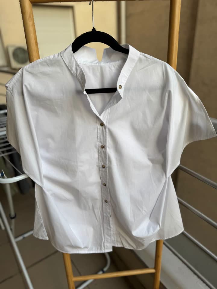 1. Белая блузка армянского бренда Madi’s Couture, размер примерно S-M, новая, 500 RSD