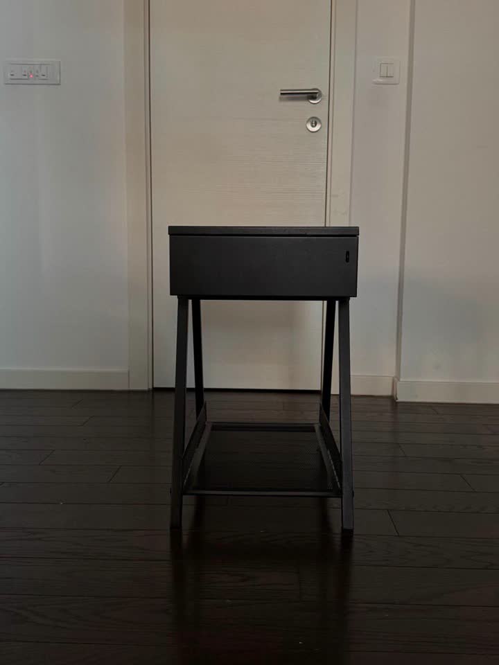 Metalni noćni ormarić IKEA, crni