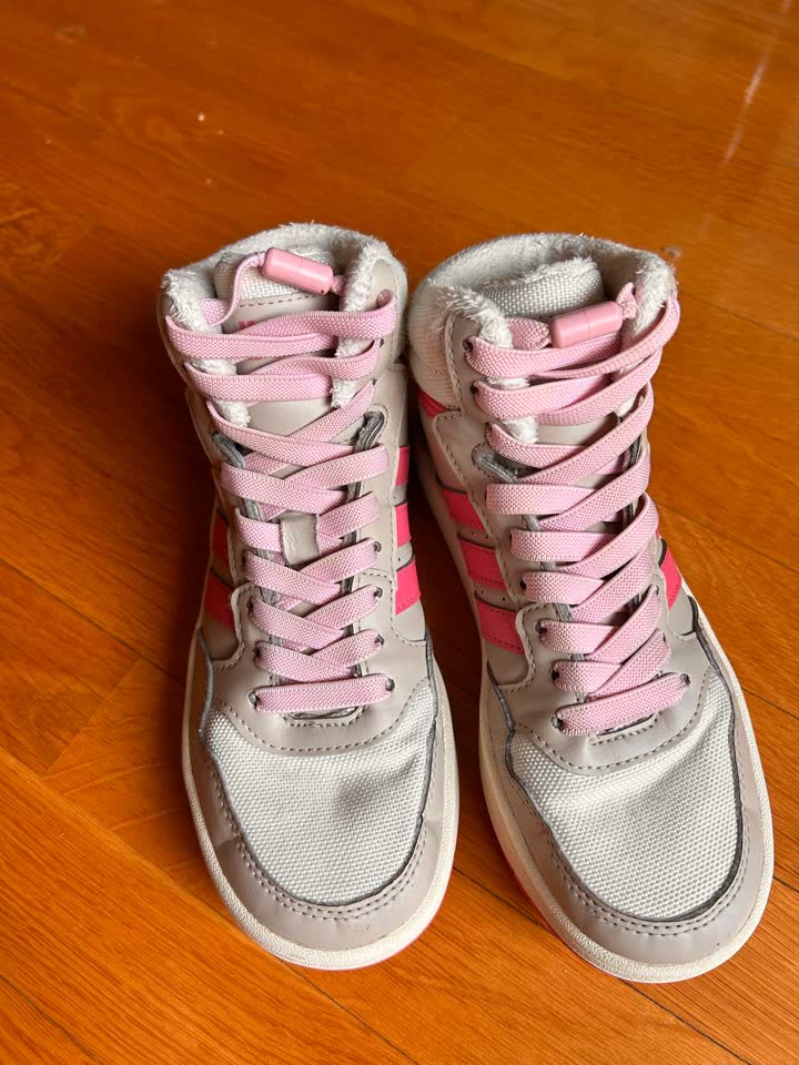 Кеды adidas, в отличном состояние, утепленные, но при этом легкие.