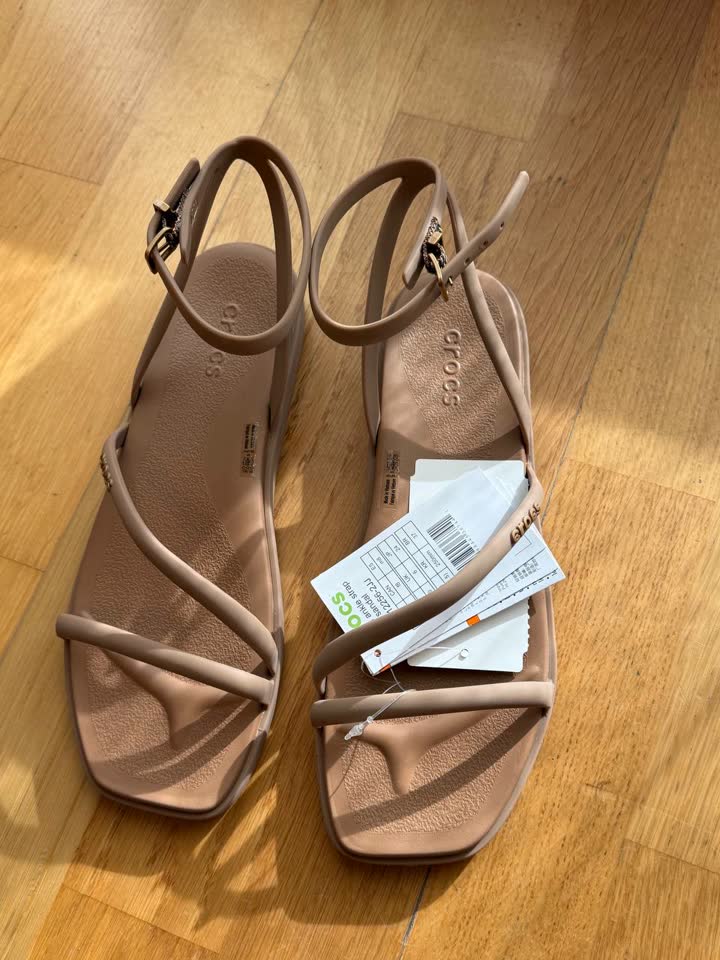 Босоножки Crocs, костюм Zara, топы Zara, футболка Zara, шорты Massimo Dutti, ветровка Reserved, платье, джинсовая куртка Pull&Bear