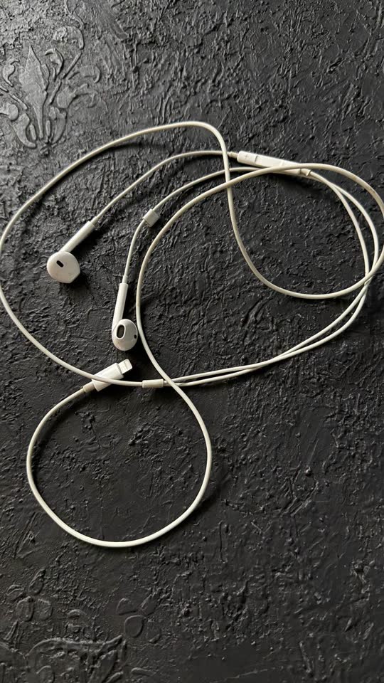 Продам оригинальные проводные AirPods с разъемом Lightning
