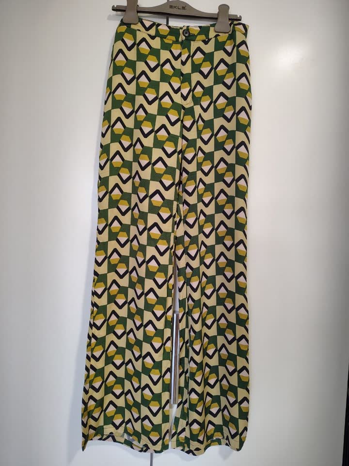 Zara pantalone (model Safia) sa geometrijskim retro printom