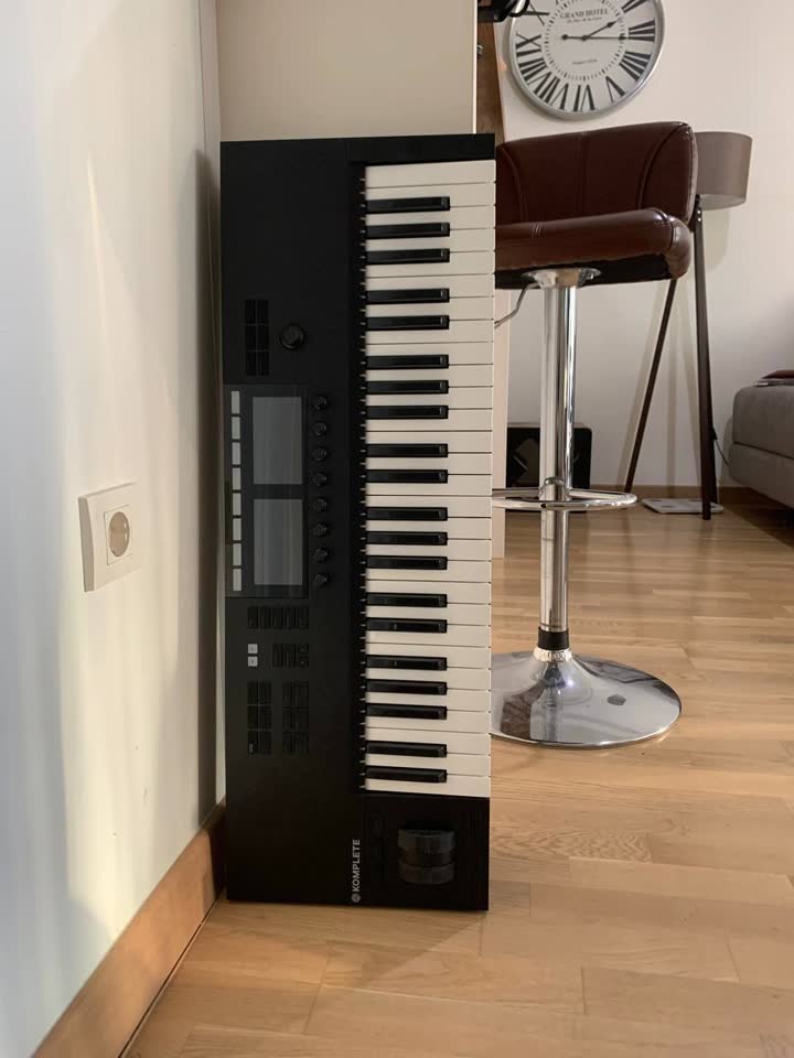 Продам MIDI Клавиатуру KOMPLETE KONTROL S49 MK2