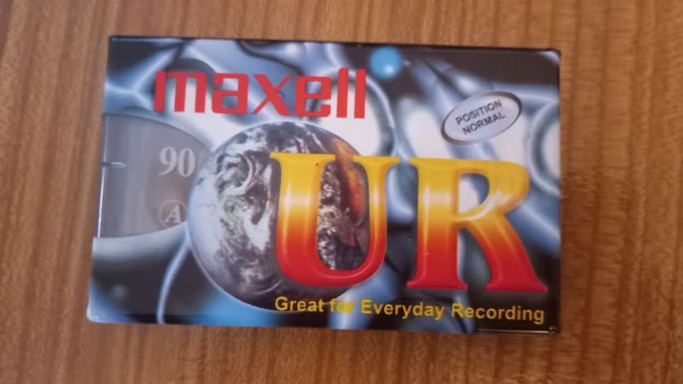 Продам запечатанные аудиокассеты "Maxell UR 90".