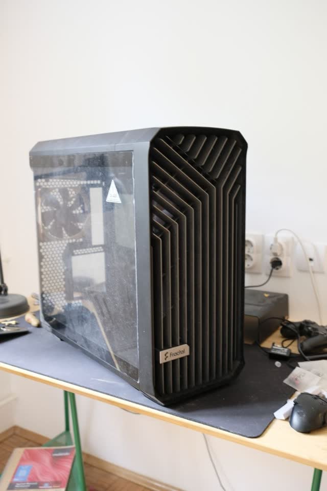 Poklanjam kućište za PC Fractal Design Torrent