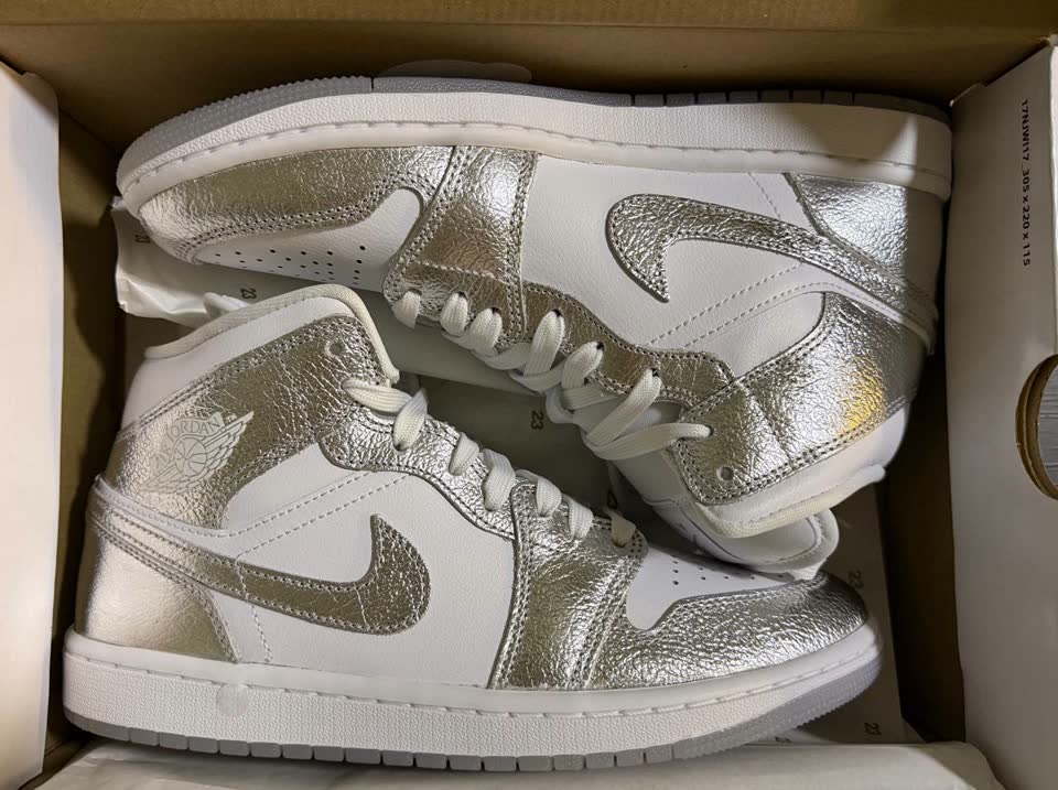 Air Jordan 1 MID SE Metallic Silver