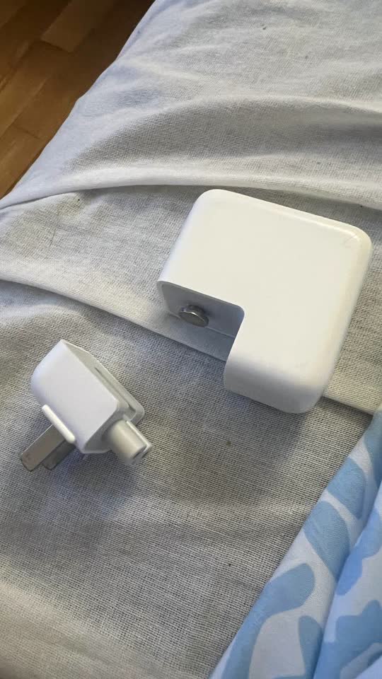 Prodajem punjač za Mac 30W