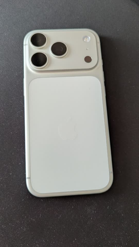 Prodajem iPhone 17 Pro 256 GB Silver