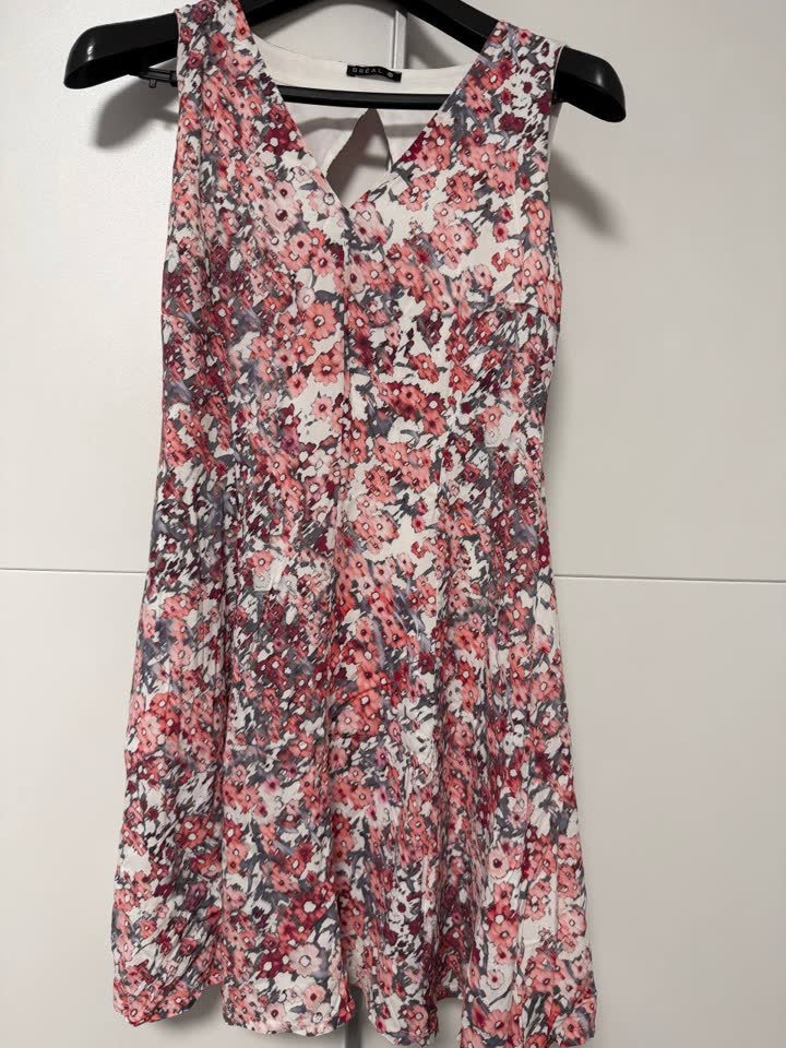 Odeća: haljina, pantalone, suknja, bluza