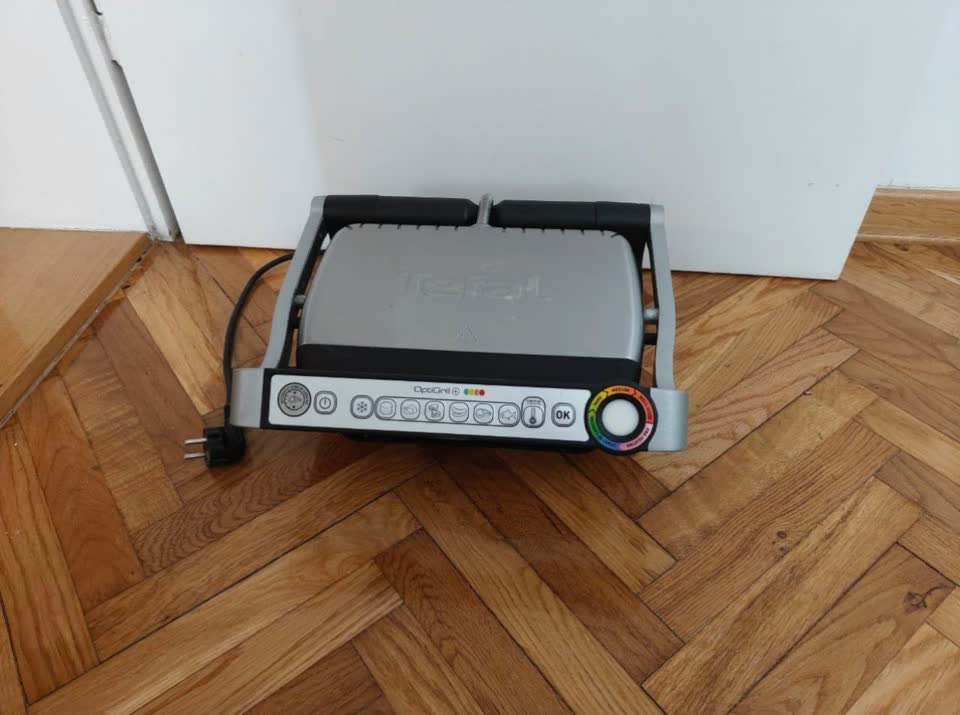Prodajem gril Tefal GC712D34